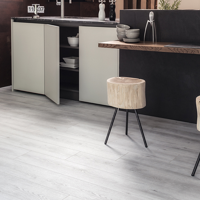 Ламінат Kaindl К4422 Natural T. 8.0 SP Дуб Evoke Concrete RI 1-пол. 4V (8х193х1383) alt 2