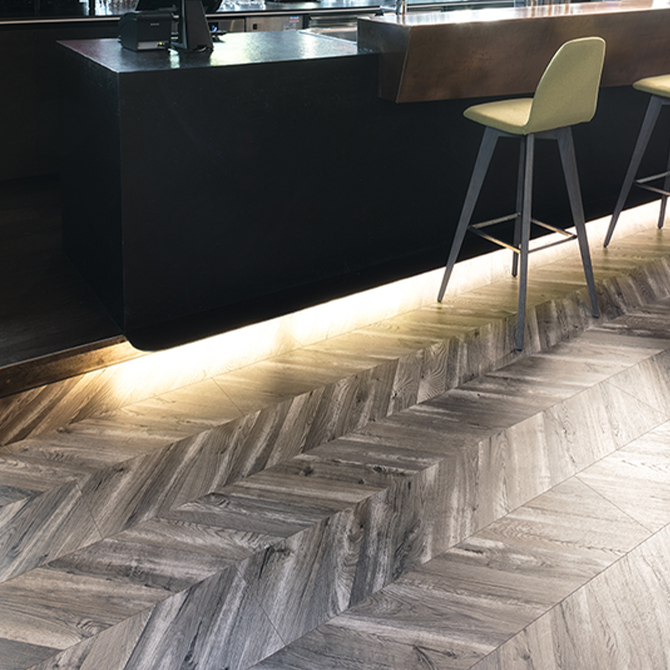 Ламінат Kaindl K4439 Natural T. 8.0 WP Дуб Fortress Kornborg RH ялинка 4V (8х244х1383) alt 1